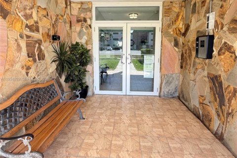 Condo in Hallandale Beach, Florida, 2 bedrooms № 2079389 - photo 4