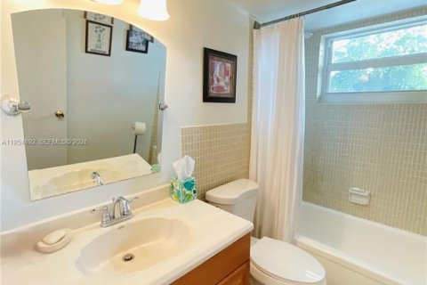 Condo in Hallandale Beach, Florida, 2 bedrooms № 2079389 - photo 22