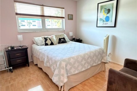 Condo in Hallandale Beach, Florida, 2 bedrooms № 2079389 - photo 25
