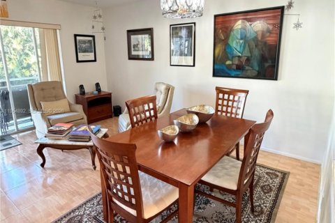 Condo in Hallandale Beach, Florida, 2 bedrooms № 2079389 - photo 13