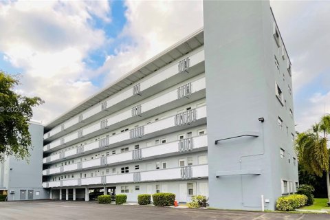 Condo in Hallandale Beach, Florida, 2 bedrooms № 2079389 - photo 3