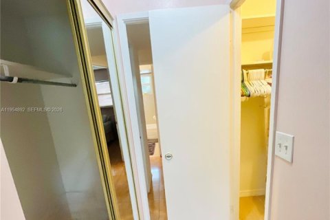 Condo in Hallandale Beach, Florida, 2 bedrooms № 2079389 - photo 26