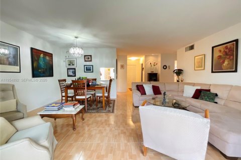 Condo in Hallandale Beach, Florida, 2 bedrooms № 2079389 - photo 11