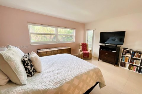 Condo in Hallandale Beach, Florida, 2 bedrooms № 2079389 - photo 21