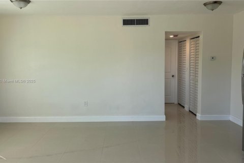 Villa ou maison à louer à North Miami, Floride: 1 chambre, 283.82 m2 № 1966439 - photo 4