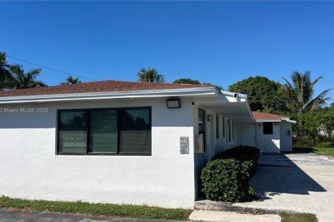 Villa ou maison à louer à North Miami, Floride: 1 chambre, 283.82 m2 № 1966439 - photo 2