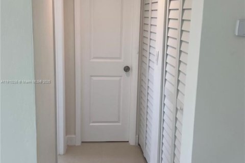 Villa ou maison à louer à North Miami, Floride: 1 chambre, 283.82 m2 № 1966439 - photo 5