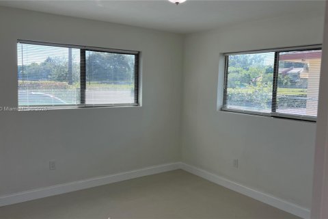 Villa ou maison à louer à North Miami, Floride: 1 chambre, 283.82 m2 № 1966439 - photo 8