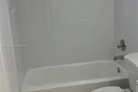 Villa ou maison à louer à North Miami, Floride: 1 chambre, 283.82 m2 № 1966439 - photo 6