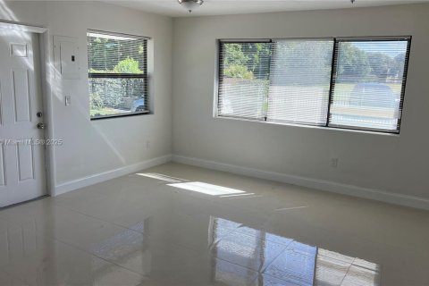 Villa ou maison à louer à North Miami, Floride: 1 chambre, 283.82 m2 № 1966439 - photo 3