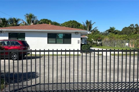 Villa ou maison à louer à North Miami, Floride: 1 chambre, 283.82 m2 № 1966439 - photo 1