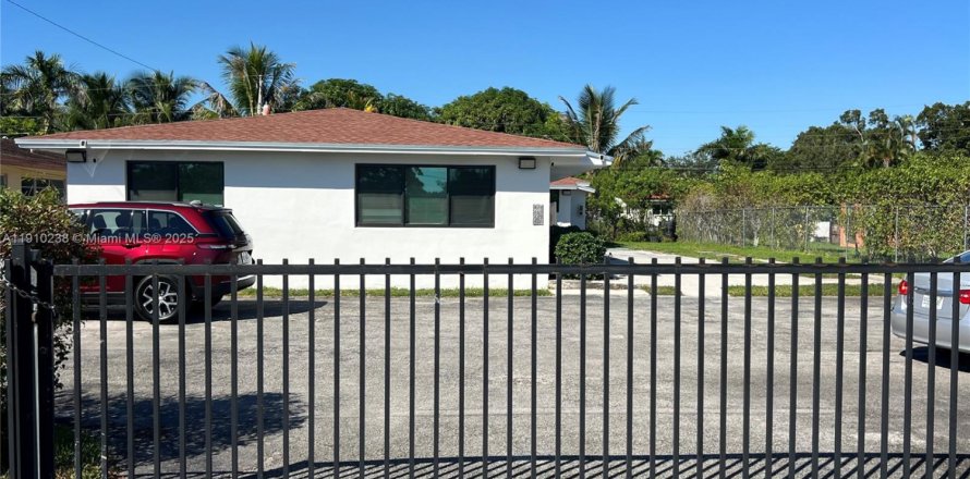 Villa ou maison à North Miami, Floride 1 chambre, 283.82 m2 № 1966439