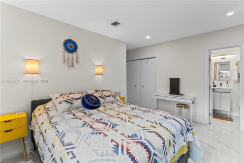 House in North Miami, Florida 4 bedrooms, 201.78 sq.m. № 1983598 - photo 23