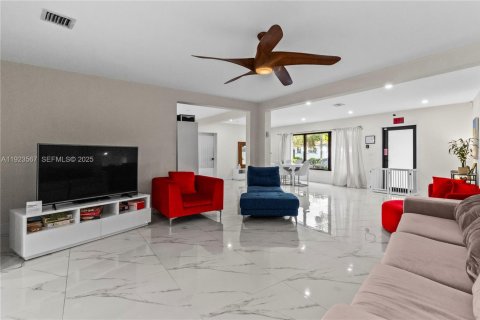 House in North Miami, Florida 4 bedrooms, 201.78 sq.m. № 1983598 - photo 13