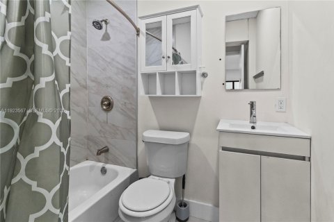 House in North Miami, Florida 4 bedrooms, 201.78 sq.m. № 1983598 - photo 26