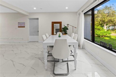 House in North Miami, Florida 4 bedrooms, 201.78 sq.m. № 1983598 - photo 6