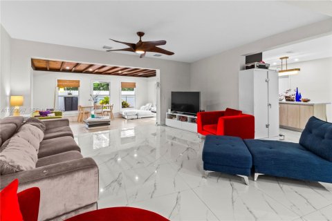 House in North Miami, Florida 4 bedrooms, 201.78 sq.m. № 1983598 - photo 12
