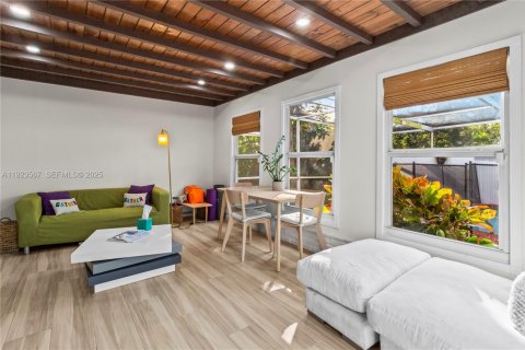 House in North Miami, Florida 4 bedrooms, 201.78 sq.m. № 1983598 - photo 16