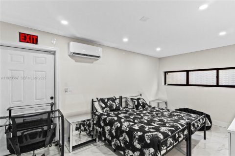 House in North Miami, Florida 4 bedrooms, 201.78 sq.m. № 1983598 - photo 24