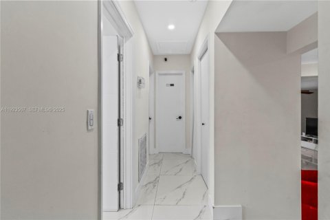 House in North Miami, Florida 4 bedrooms, 201.78 sq.m. № 1983598 - photo 29