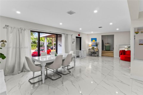 House in North Miami, Florida 4 bedrooms, 201.78 sq.m. № 1983598 - photo 9