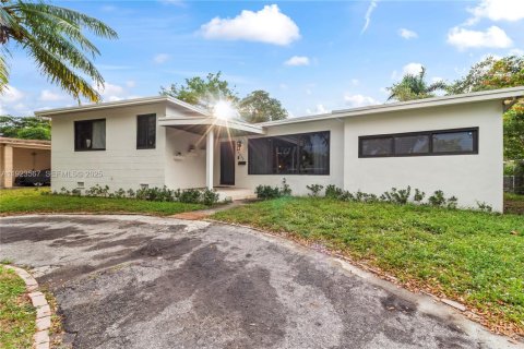 House in North Miami, Florida 4 bedrooms, 201.78 sq.m. № 1983598 - photo 1