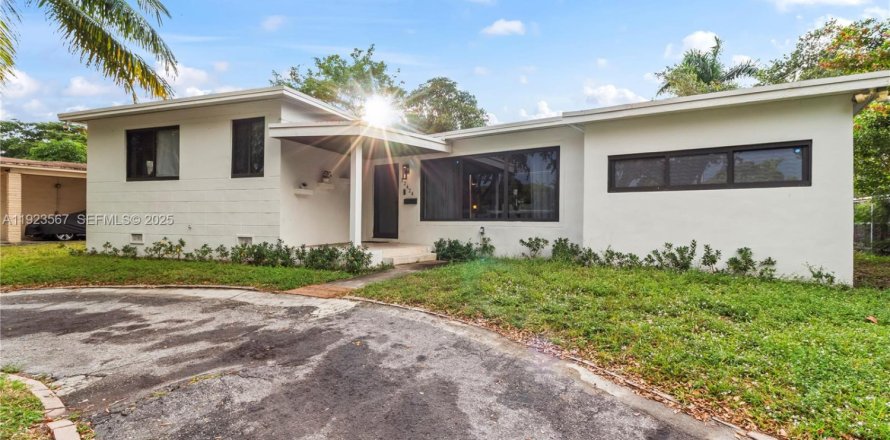 House in North Miami, Florida 4 bedrooms, 201.78 sq.m. № 1983598