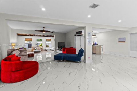 House in North Miami, Florida 4 bedrooms, 201.78 sq.m. № 1983598 - photo 10