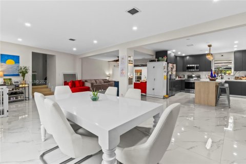 House in North Miami, Florida 4 bedrooms, 201.78 sq.m. № 1983598 - photo 5