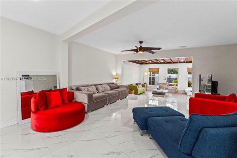 House in North Miami, Florida 4 bedrooms, 201.78 sq.m. № 1983598 - photo 11