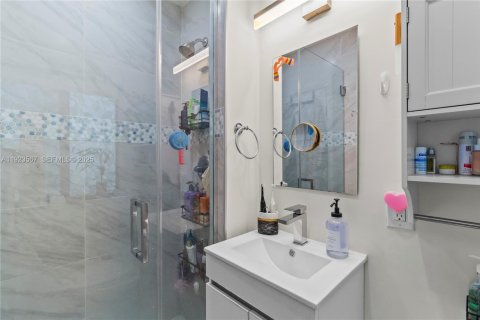 House in North Miami, Florida 4 bedrooms, 201.78 sq.m. № 1983598 - photo 27