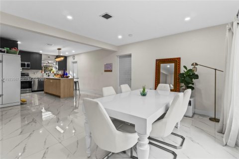 House in North Miami, Florida 4 bedrooms, 201.78 sq.m. № 1983598 - photo 4