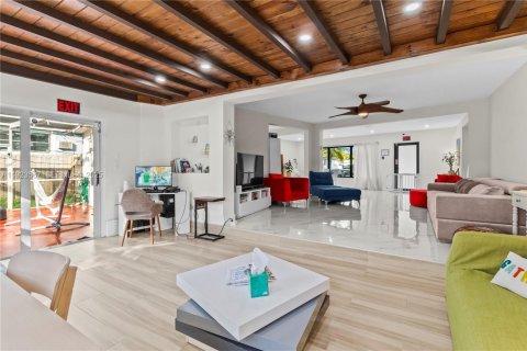 House in North Miami, Florida 4 bedrooms, 201.78 sq.m. № 1983598 - photo 15