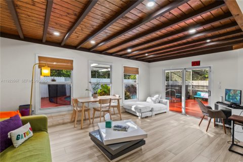 House in North Miami, Florida 4 bedrooms, 201.78 sq.m. № 1983598 - photo 14