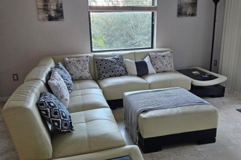 Condo in West Palm Beach, Florida, 2 bedrooms № 2392846 - photo 2