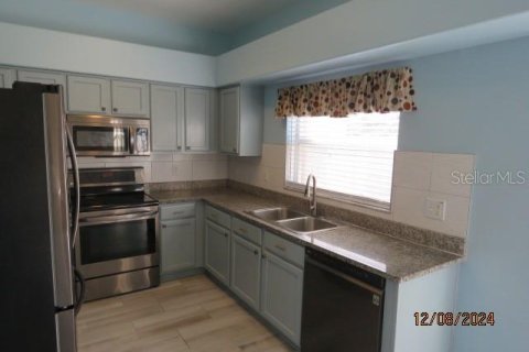 House in Zephyrhills, Florida 4 bedrooms, 219.62 sq.m. № 1561444 - photo 13