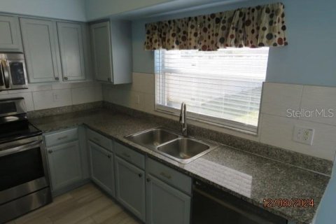 House in Zephyrhills, Florida 4 bedrooms, 219.62 sq.m. № 1561444 - photo 16
