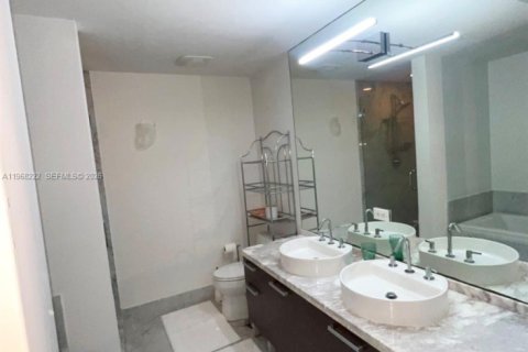Condo in Miami, Florida, 2 bedrooms  № 2189933 - photo 18