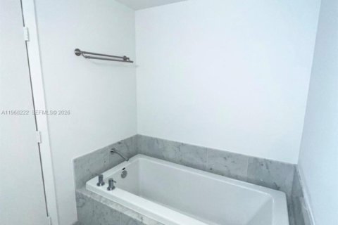 Condo in Miami, Florida, 2 bedrooms  № 2189933 - photo 17