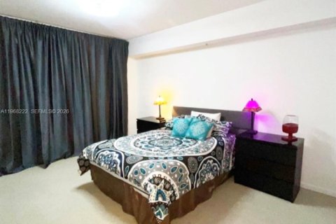 Condo in Miami, Florida, 2 bedrooms  № 2189933 - photo 13
