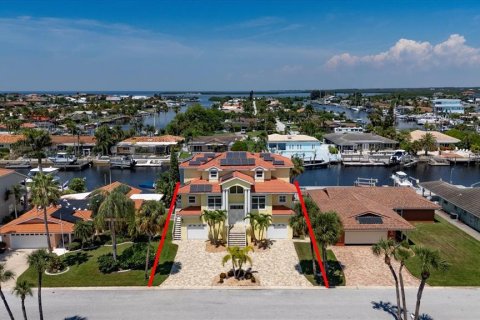 House in New Port Richey, Florida 4 bedrooms, 242.66 sq.m. № 1910289 - photo 6