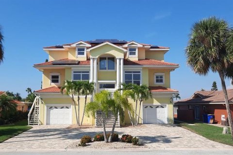 House in New Port Richey, Florida 4 bedrooms, 242.66 sq.m. № 1910289 - photo 4