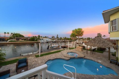House in New Port Richey, Florida 4 bedrooms, 242.66 sq.m. № 1910289 - photo 7