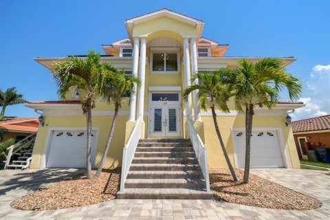 House in New Port Richey, Florida 4 bedrooms, 242.66 sq.m. № 1910289 - photo 3