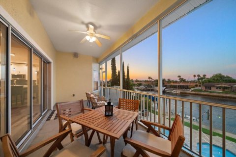 House in New Port Richey, Florida 4 bedrooms, 242.66 sq.m. № 1910289 - photo 21