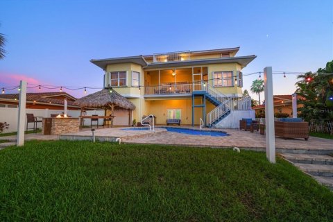 House in New Port Richey, Florida 4 bedrooms, 242.66 sq.m. № 1910289 - photo 9