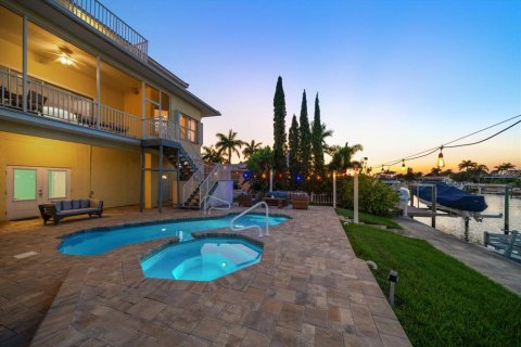 House in New Port Richey, Florida 4 bedrooms, 242.66 sq.m. № 1910289 - photo 10