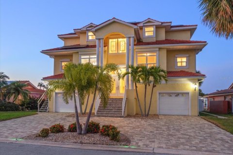 House in New Port Richey, Florida 4 bedrooms, 242.66 sq.m. № 1910289 - photo 2