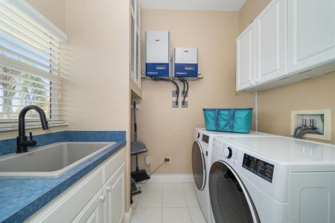 House in New Port Richey, Florida 4 bedrooms, 242.66 sq.m. № 1910289 - photo 24