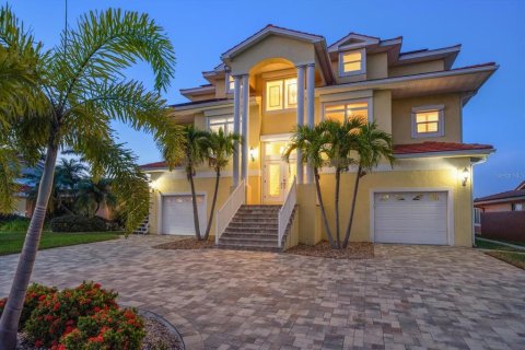 House in New Port Richey, Florida 4 bedrooms, 242.66 sq.m. № 1910289 - photo 1